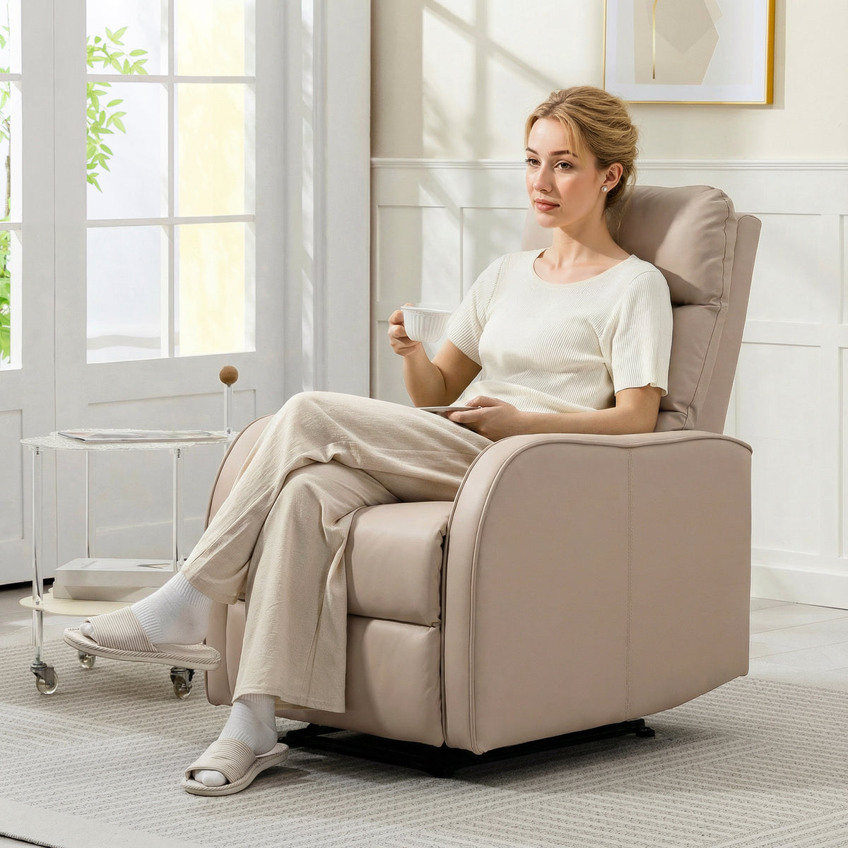Sala de estar com poltrona reclinável bege junto a uma janela