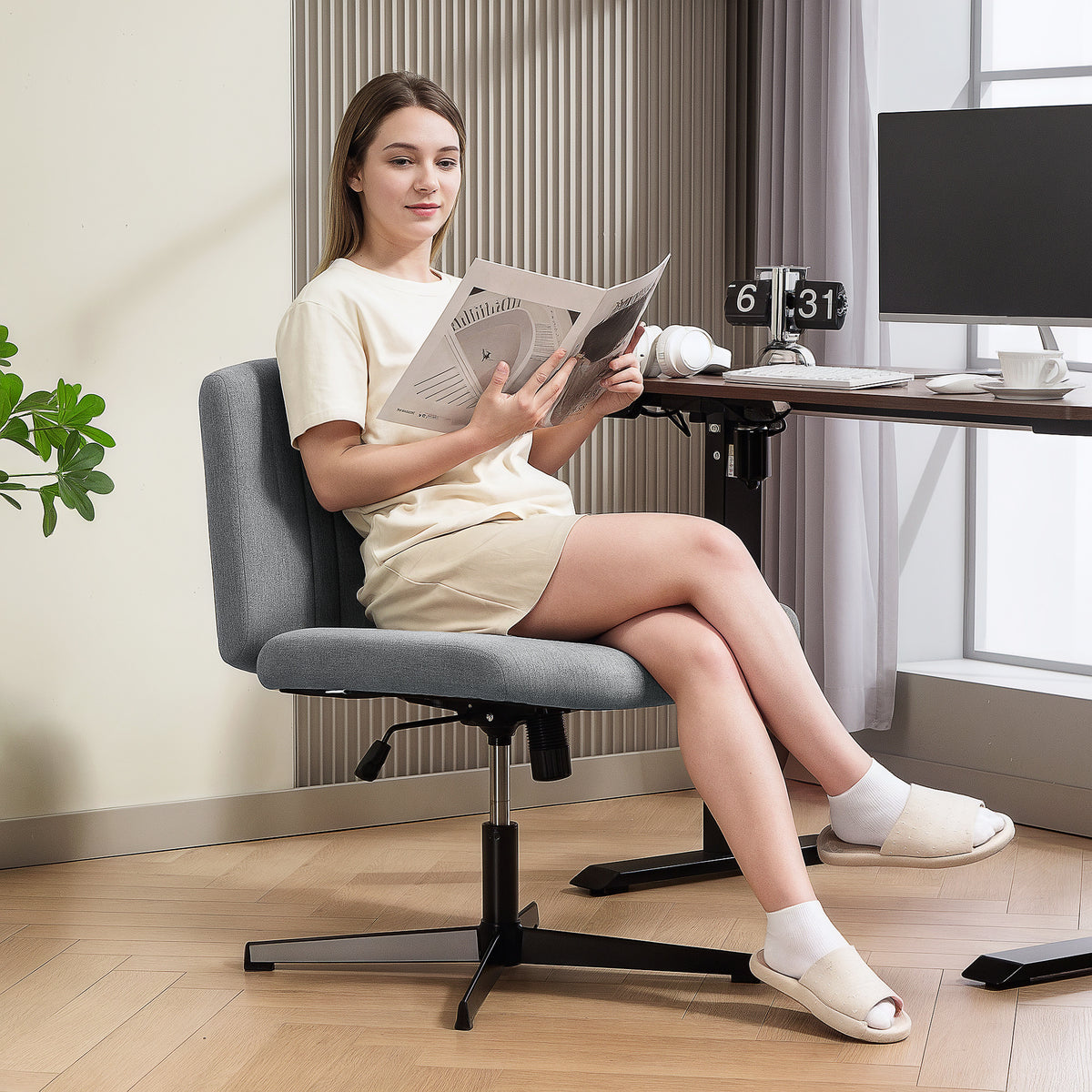 Cadeira de Escritório sem Apoio para os Braços Cadeira de Secretária Giratória com Função Basculante Altura Ajustável sem Rodas para Quarto Sala de Estar 61x64x76-86 cm Cinzento — foto 2