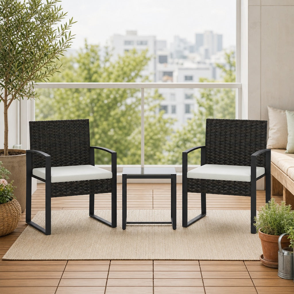 Conjunto de Móveis de Exterior de 3 Peças Conjunto de Jardim em Vime PE com Cadeiras Mesa de Vidro Temperado e Almofadas Móveis para Balcão Marrom Escuro e Creme — Ambiente | Lifestyle
