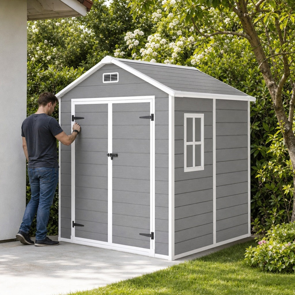Abrigo de Jardim em Resina com Piso 182x151x219 cm Efeito Madeira Estrutura Reforçada em Alumínio Janela Ventilação Portas Duplas com Fechadura Cinzento — Em utilização | In use