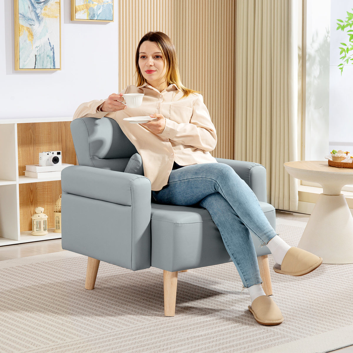 Poltrona Moderna Estofada em Couro Sintético com Apoios de Braço Acolchoados Encosto com Costuras e Pés em Madeira para Dormitório 77x78x78 cm Cinzento — foto 2