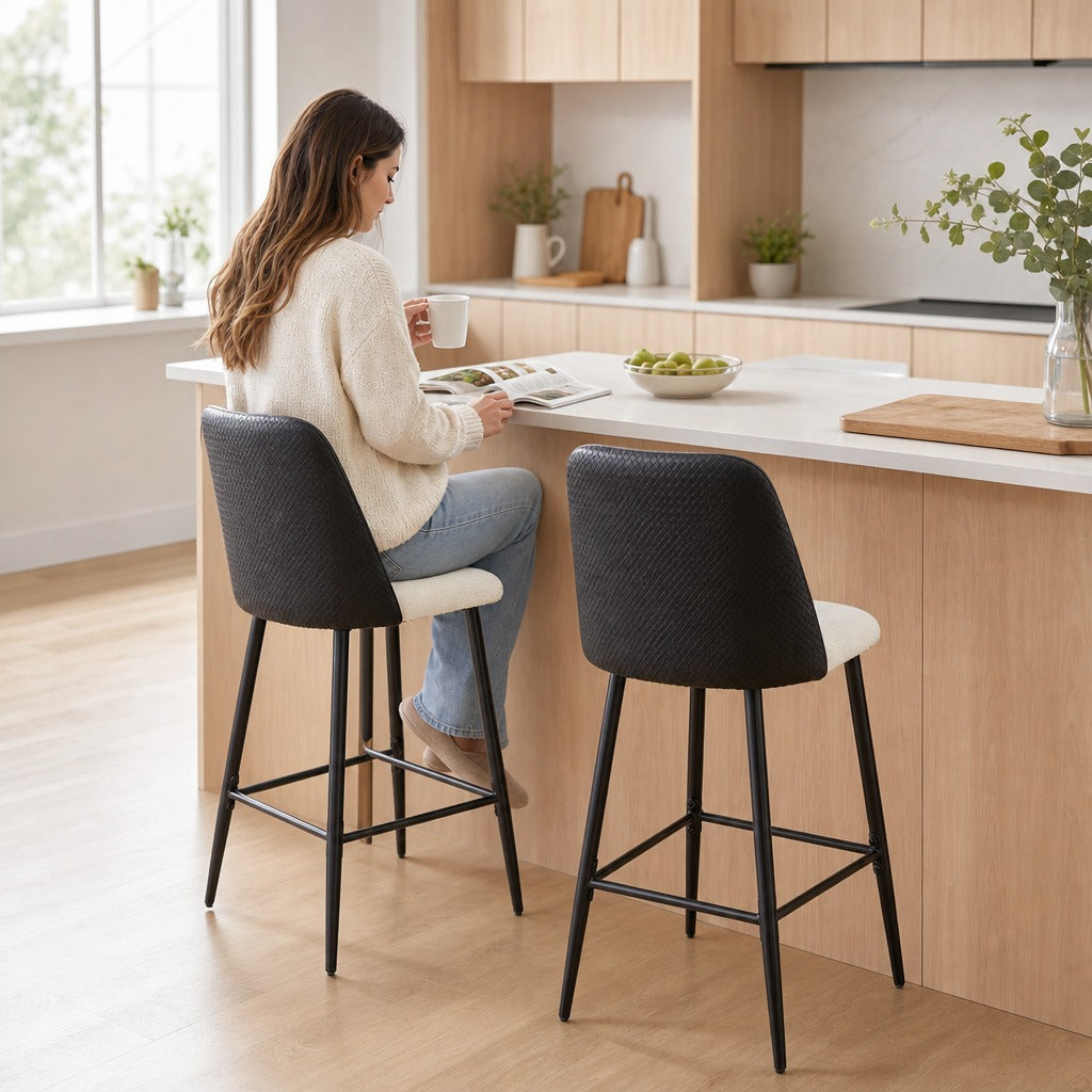 Conjunto de 2 Bancos de Bar Bancos Altos de Cozinha com Encosto e Descanso para os Pés Revestidos em Linho e PU Estrutura de Aço Assento com Altura de 65 cm para Bancada Sala de — Em utilização | In use