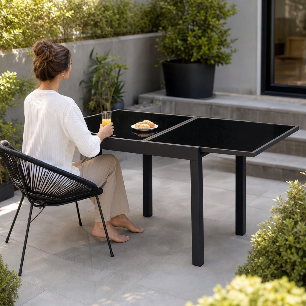 Mesa de Jardim Extensível de Alumínio Mesa de Jantar Retangular com Bancada de Vidro Temperado Carga 50 kg para Varanda Pátio Exterior 160x80x75 cm Preto — Em utilização | In use