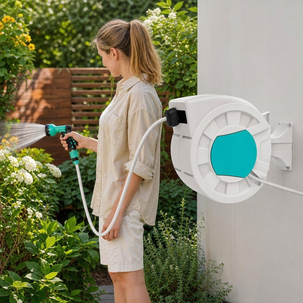 Carretel de Mangueira Retrátil de Parede Carretel de Mangueira de Jardim de 25+2 m e Bloqueio de Retorno Automático Bocal com 7 Funções e Giro de 180° 55x20x42 cm Cinza Claro — Em utilização | In use