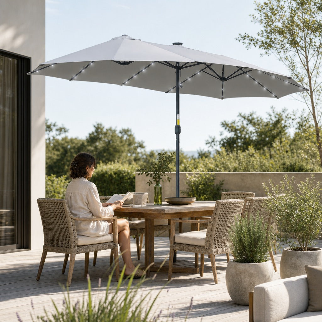 Chapéu de Sol Duplo com 48 Luzes LED, 4,5x2,7 m, Guarda-sol para Exterior com Manivela Manual, Resistente à Água e Proteção Solar, Ideal para Jardim, Terraço, Pátio e Piscina, — Em utilização | In use