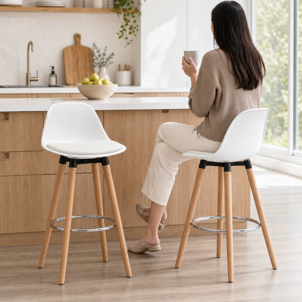 Conjunto de 2 Bancos de Bar Estofado em PU Bancos Altos de Cozinha com Assento de 69 cm e Pés de Madeira para Cozinha Sala de Jantar 38,5x42,5x91cm Branco — Em utilização | In use