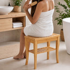 Banco para Casa de Banho de Bambu com Prateleira de Arrumação Banco de Banho Antiderrapante Impermeável e Resistente Banco de Duche para Casa Sala Quarto SPA 47,5x26x44,5 cm — Em utilização | In use