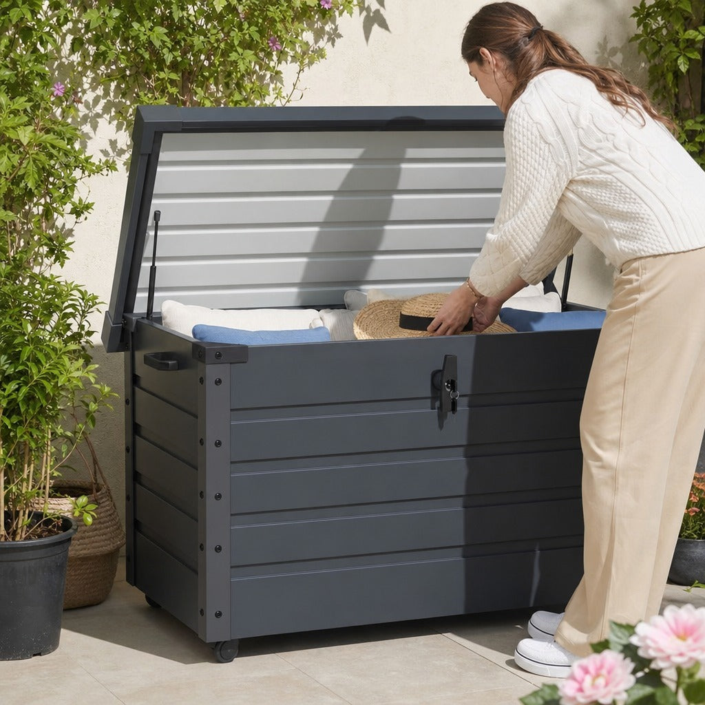 Baú de Exterior 295 L Baú de Armazenamento de Aço Galvanizado com 4 Rodas 2 Pegas e 1 Fechadura com Chave para Jardim Pátio 100x62x65 cm Cinza Escuro — Em utilização | In use