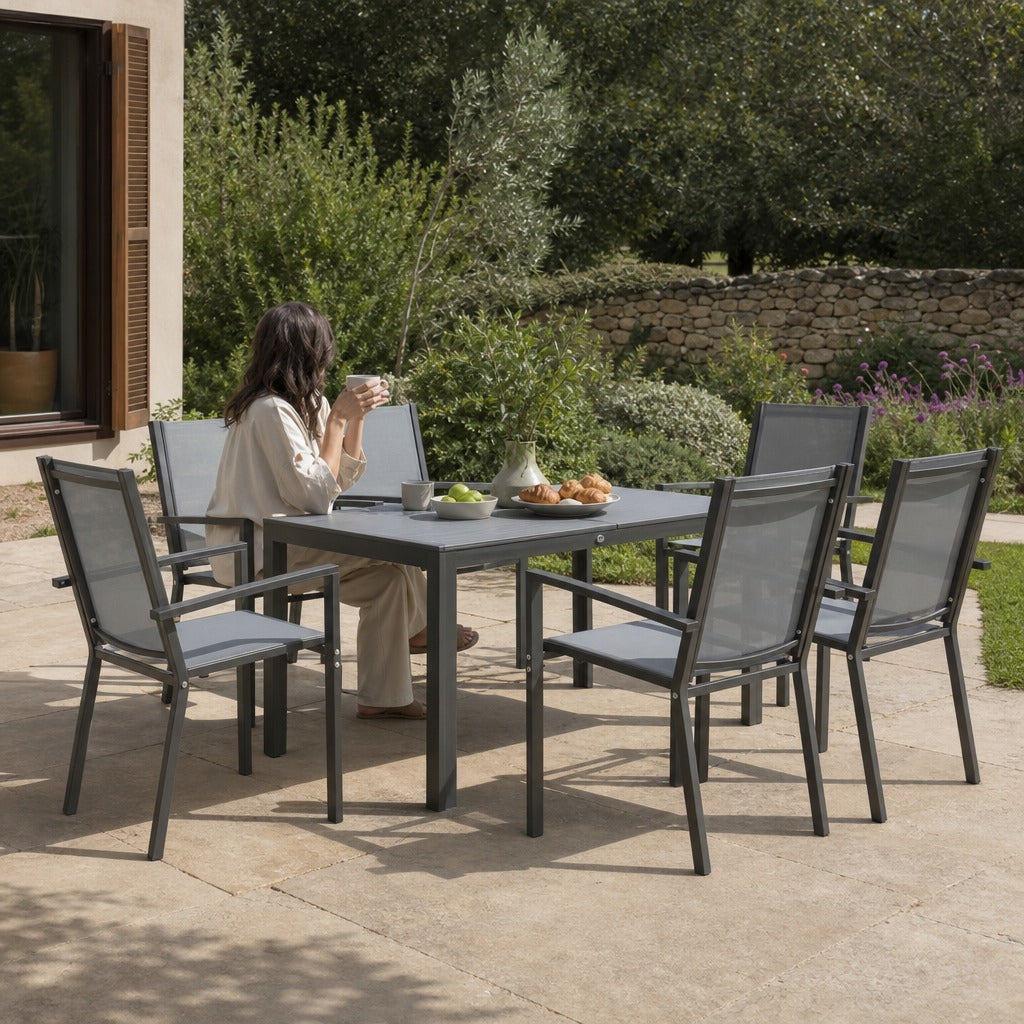 Conjunto de Mesa e Cadeiras de Jardim de 7 Peças Móveis de Exterior com 6 Cadeiras Empilháveis e Estrutura de Aço para Terraço e Pátio Cinzento Claro — Em utilização | In use