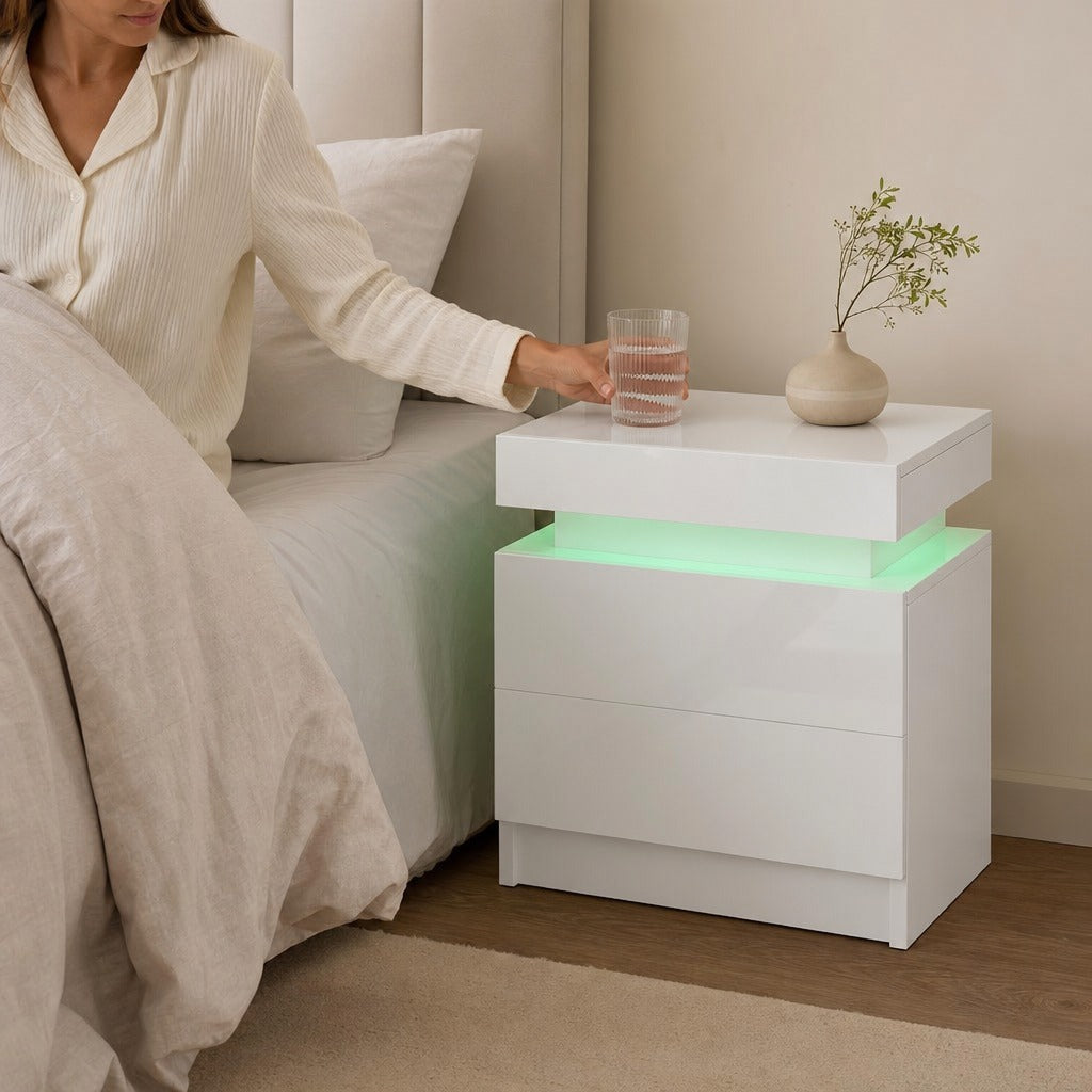 Mesa de Cabeceira com Luz LED Mesa de Cabeceira com Painel de Alto Brilho 2 Gavetas e Controlo Remoto para Sala de Estar Dormitório 45x35x52 cm Branco — Em utilização | In use
