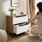 Cómoda com 2 Gavetas de Tecido Cómoda para Quarto Frentes com Padrão de Diamante Móvel de Arrumação para Sala de Estar Escritório Closet 59,5x30x54 cm Madeira e Branco — Em utilização | In use