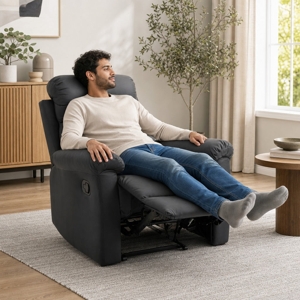 Poltrona Relax Reclinável Estofado em PU Poltrona de Sala de Estar com Apoio para os Pés Retrátil Encosto Alto Apoio para os Braços e Assento Acolchoado Grosso 80x97x107cm Preto — Em utilização | In use