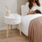 Mesa de Cabeceira com 1 Gaveta Mesa Auxiliar Redonda com Borda Elevada e 3 Pés de Madeira para Dormitório Sala de Estar Estilo Moderno Ø38x45 cm Branco — Em utilização | In use