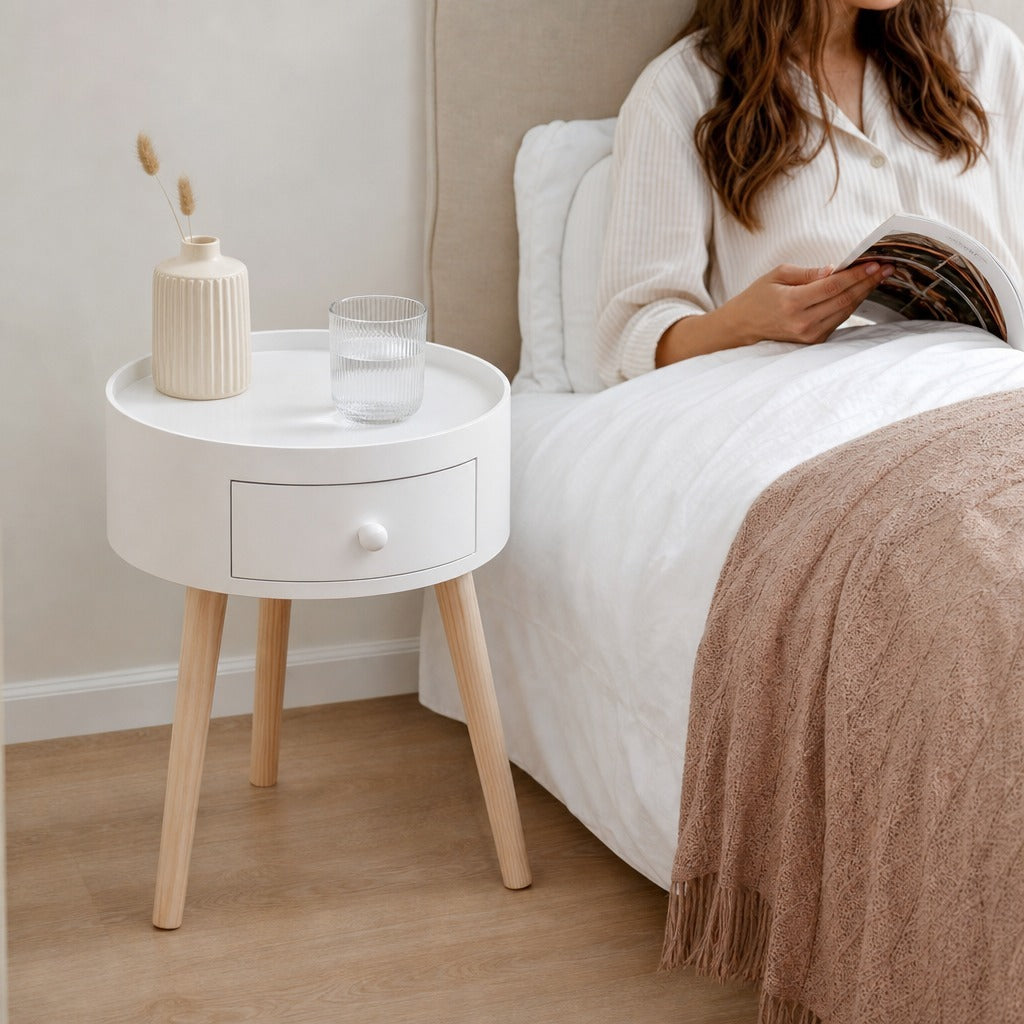 Mesa de Cabeceira com 1 Gaveta Mesa Auxiliar Redonda com Borda Elevada e 3 Pés de Madeira para Dormitório Sala de Estar Estilo Moderno Ø38x45 cm Branco — Em utilização | In use