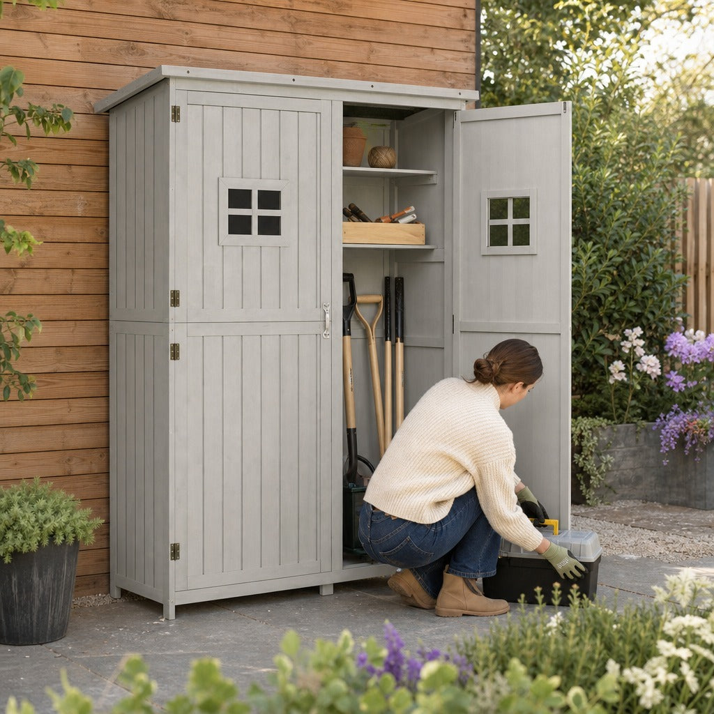 Abrigo de Jardim para Ferramentas Armário de Madeira para Exterior com Prateleira Dupla Porta Janelas e Teto Asfáltico 127,5x50x164cm Cinza — Em utilização | In use