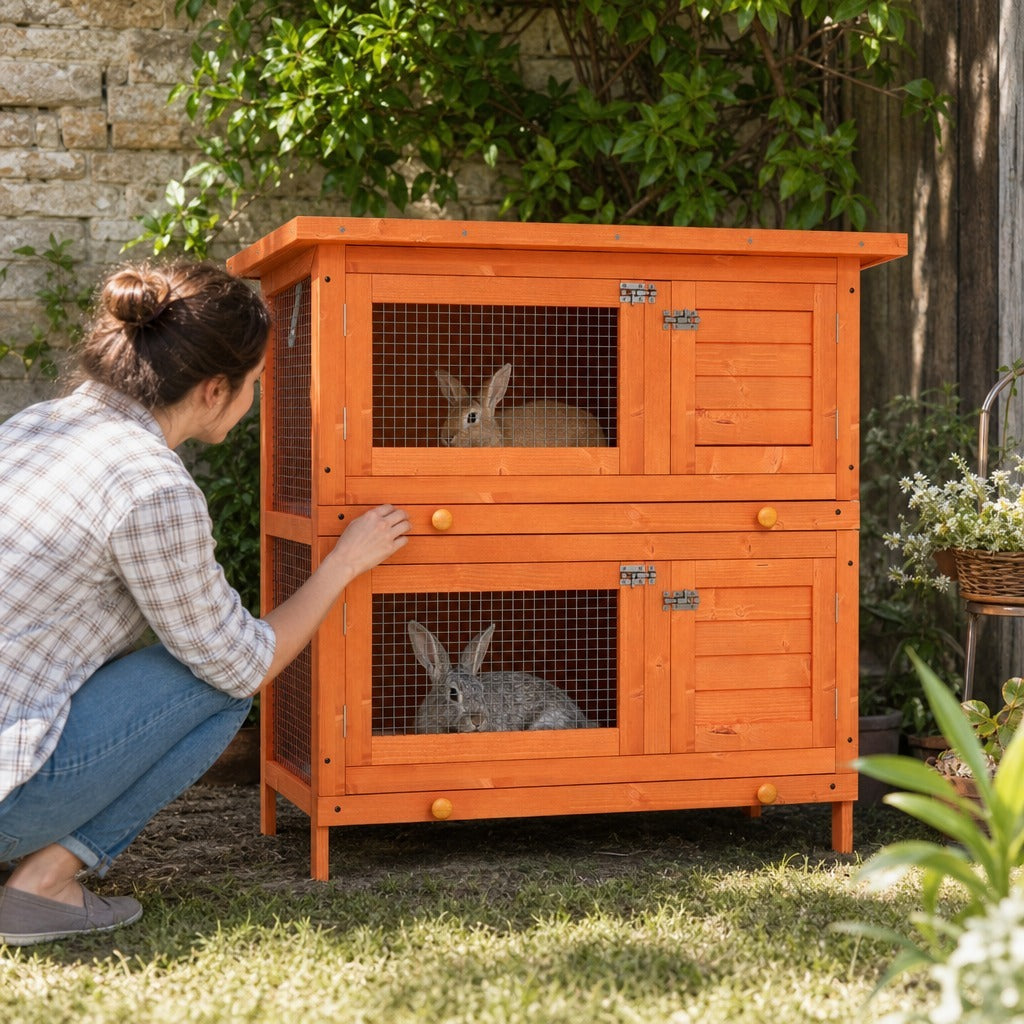 Coelheira de Madeira Exterior de 2 Níveis Gaiola para 1-2 Coelhos Animais Pequenos com Teto Asfáltico Dobrável e 2 Bandejas Removíveis 90x45x90cm Madeira — Em utilização | In use
