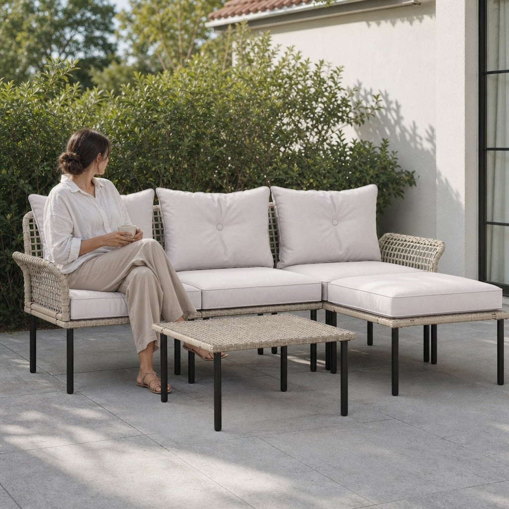 Conjunto de Jardim em Vime Sintético Conjunto de Móveis de Exterior com Sofá de 4 Módulos 1 Mesa de Centro e Almofadas Creme — Em utilização | In use