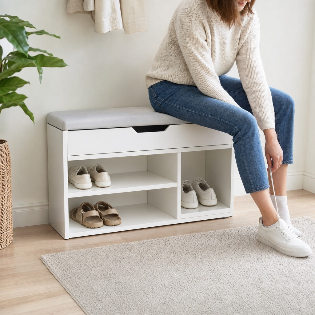 Sapateira com Assento Acolchoado para Entradas e Salões com 1 Gaveta e Prateleira de MDF 80x30x43cm Carga Máxima 120 kg Branco — Em utilização | In use