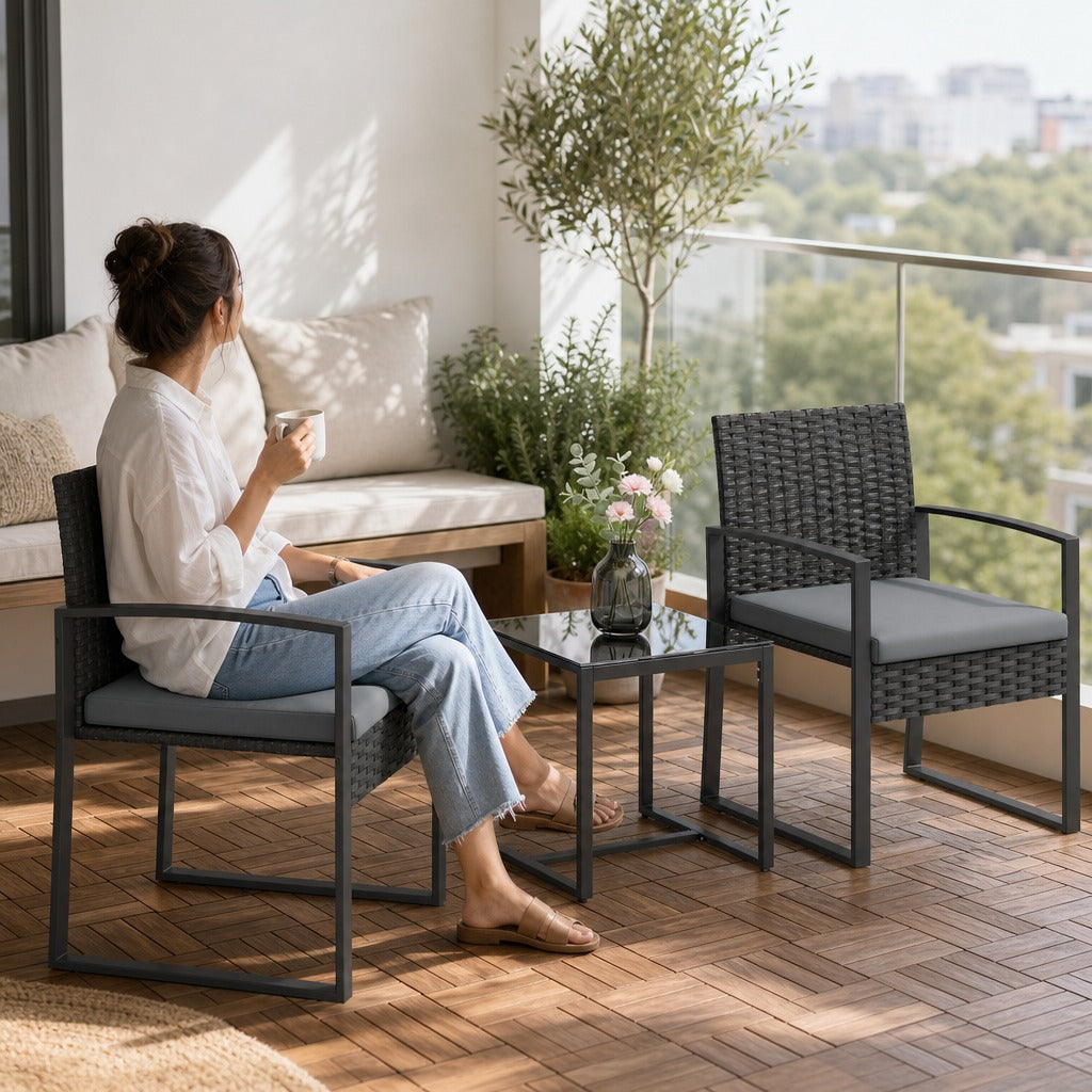 Conjunto de Móveis de Exterior de 3 Peças Conjunto de Jardim em Vime PE com Cadeiras Mesa de Vidro Temperado e Almofadas Móveis para Balcão Cinza Claro — Em utilização | In use