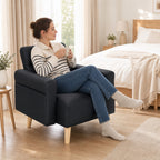 Poltrona Moderna Estofada em Couro Sintético com Apoios de Braço Acolchoados Encosto com Costuras e Pés em Madeira para Dormitório 77x78x78 cm Preto — Em utilização | In use