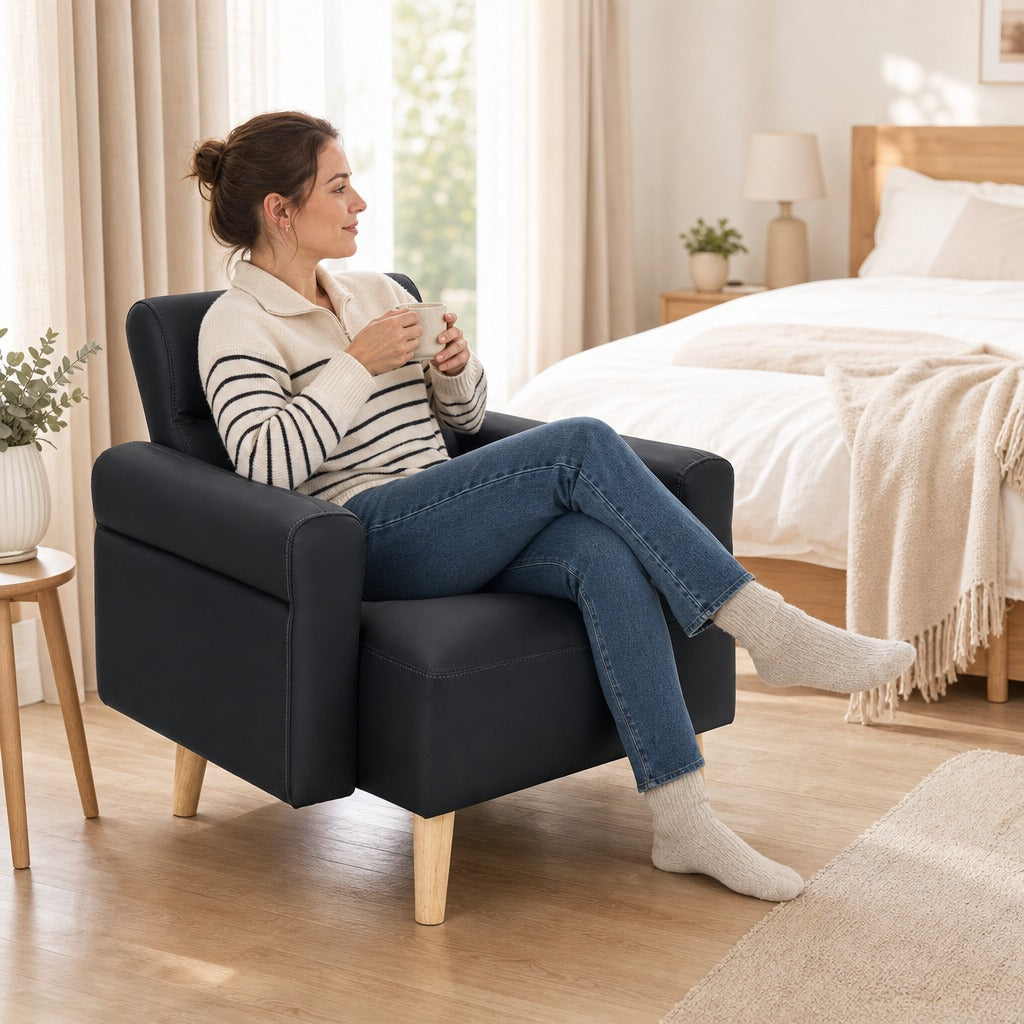 Poltrona Moderna Estofada em Couro Sintético com Apoios de Braço Acolchoados Encosto com Costuras e Pés em Madeira para Dormitório 77x78x78 cm Preto — Em utilização | In use