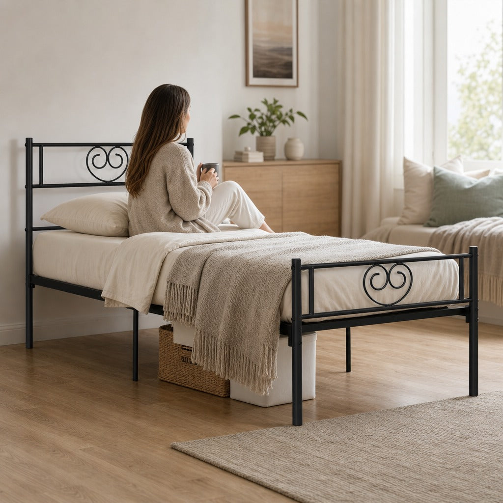 Estrutura de Cama Individual de Metal 31cm para Colchão 90x190cm com Cabeceira com Forma de Coração Estrutura de Cama com Espaço em Baixo de Armazenamento 95x196x100cm Preto — Em utilização | In use