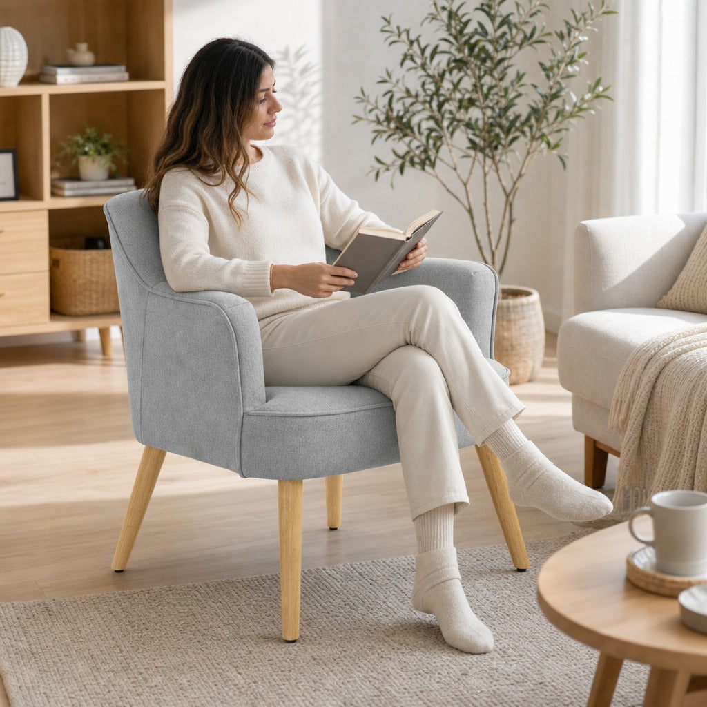 Poltrona Estilo Nórdico Poltrona para Sala de Estar Estofada em Linho com Pés de Madeira para Dormitório Escritório Estúdio Carga 120 kg 64,5x65x79,5 cm Cinzento — Em utilização | In use