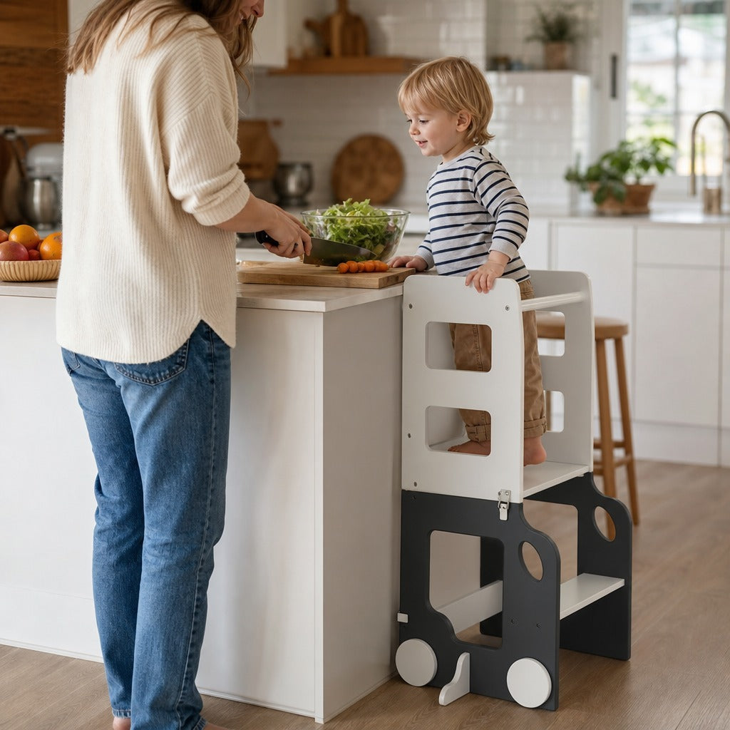 Torre de Aprendizagem 4 em 1 Torre de Aprendizagem para Crianças acima de 3 Anos em Forma de Carro Convertível em Mesa e Cadeira com Ardósia Barreira de Segurança 58x46x92 cm — Em utilização | In use