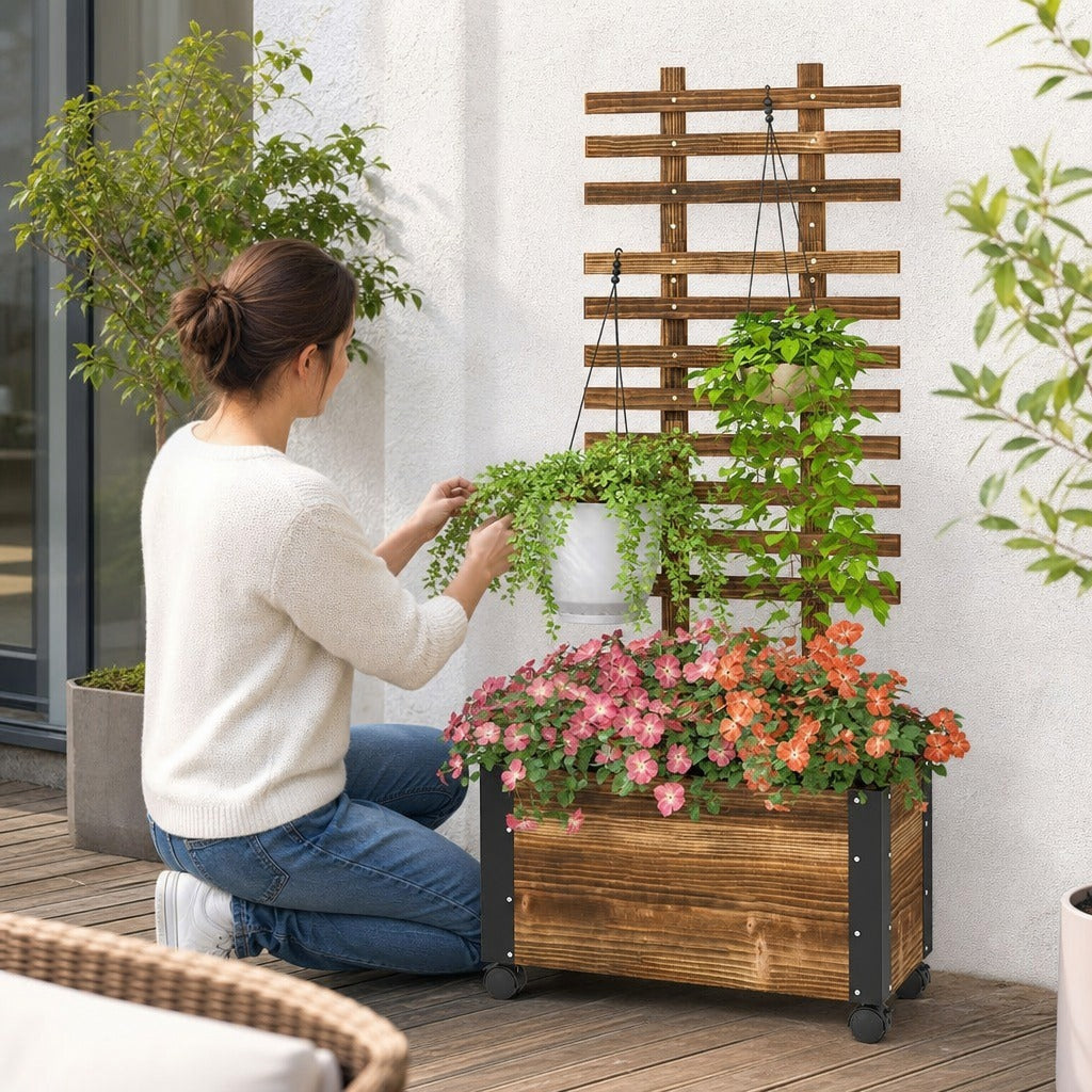 Floreira Exterior de Madeira Floreira com Treliça para Plantas Trepadeiras Tecido não Tecido Rodas e Cantos Metálicos de Dupla Camada para Pátio Varanda 65x31x147 cm Madeira — Em utilização | In use