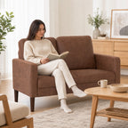 Sofá de 2 Lugares Estofado em Microfibra Sofá Moderno com Pés de Madeira Apoio de Braços para Sala Quarto Escritório Sala de Estar 130x78x85 cm Castanho — Em utilização | In use