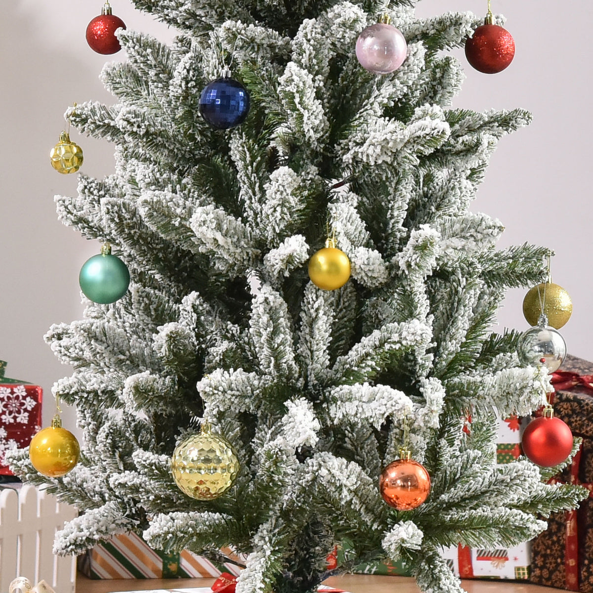 Árvore de Natal 180cm Neve Artificial com 394 Ramos Ignífugos de PVC Base Dobrável e Suporte de Aço Decoração de Natal para Interiores Ø60x180cm Verde e Branco — foto 9
