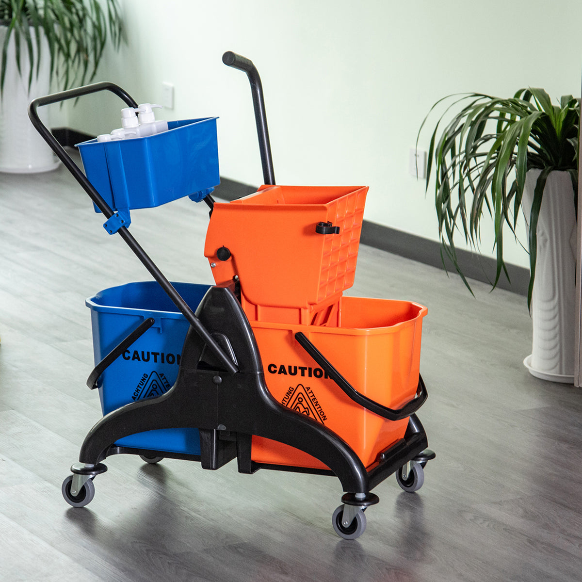 Balde para esfregona comercial Balde para esfregona com escorredor de baixa pressão 26L Capacidade com 4 rodas silenciosas Baldes separados duplos 78x45x95cm Laranja e azul — foto 2