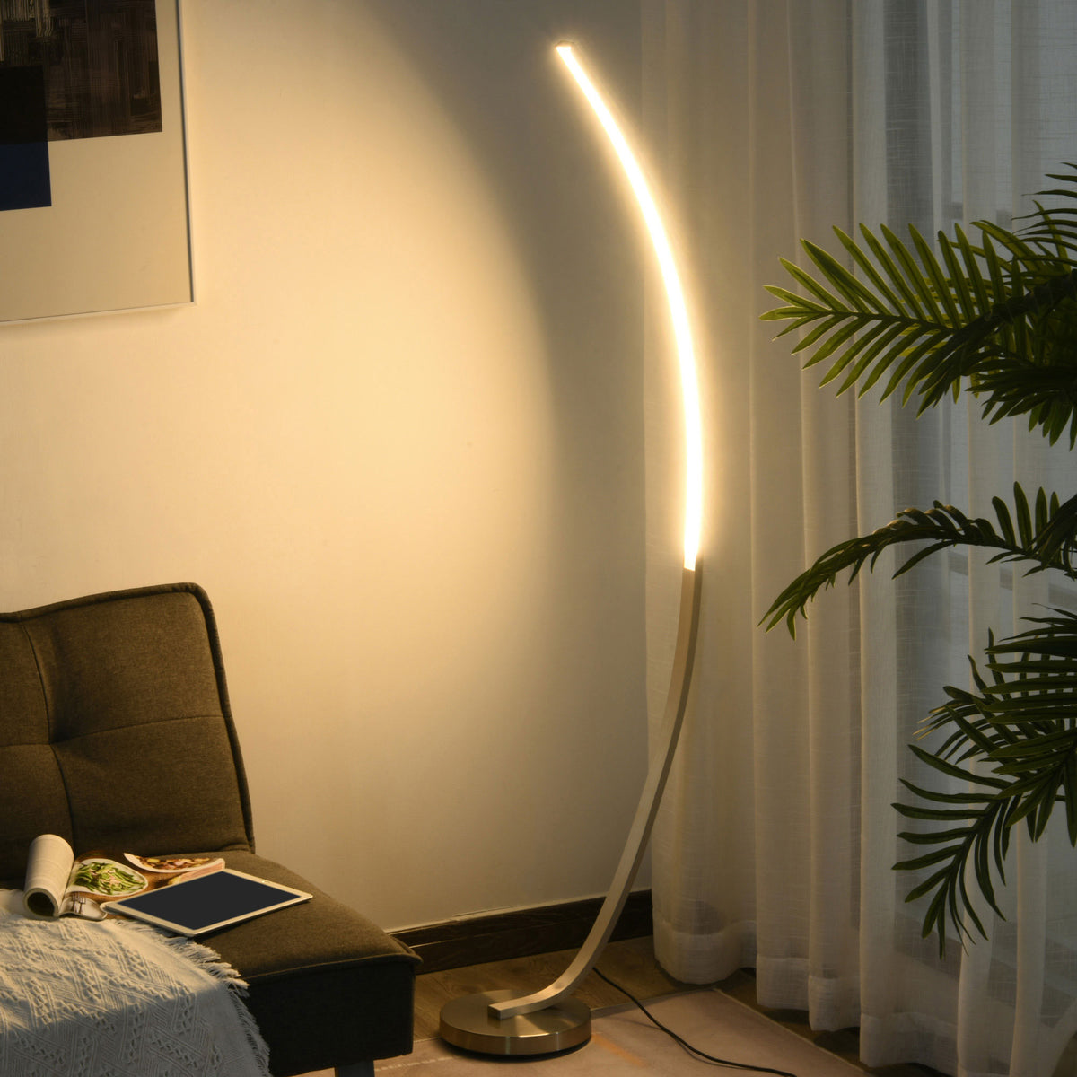 Luminária de piso com luz LED amarela Base de metal Pedal interruptor Design elegante Potência máx. 18 W 50x23x149cm Prata — foto 2