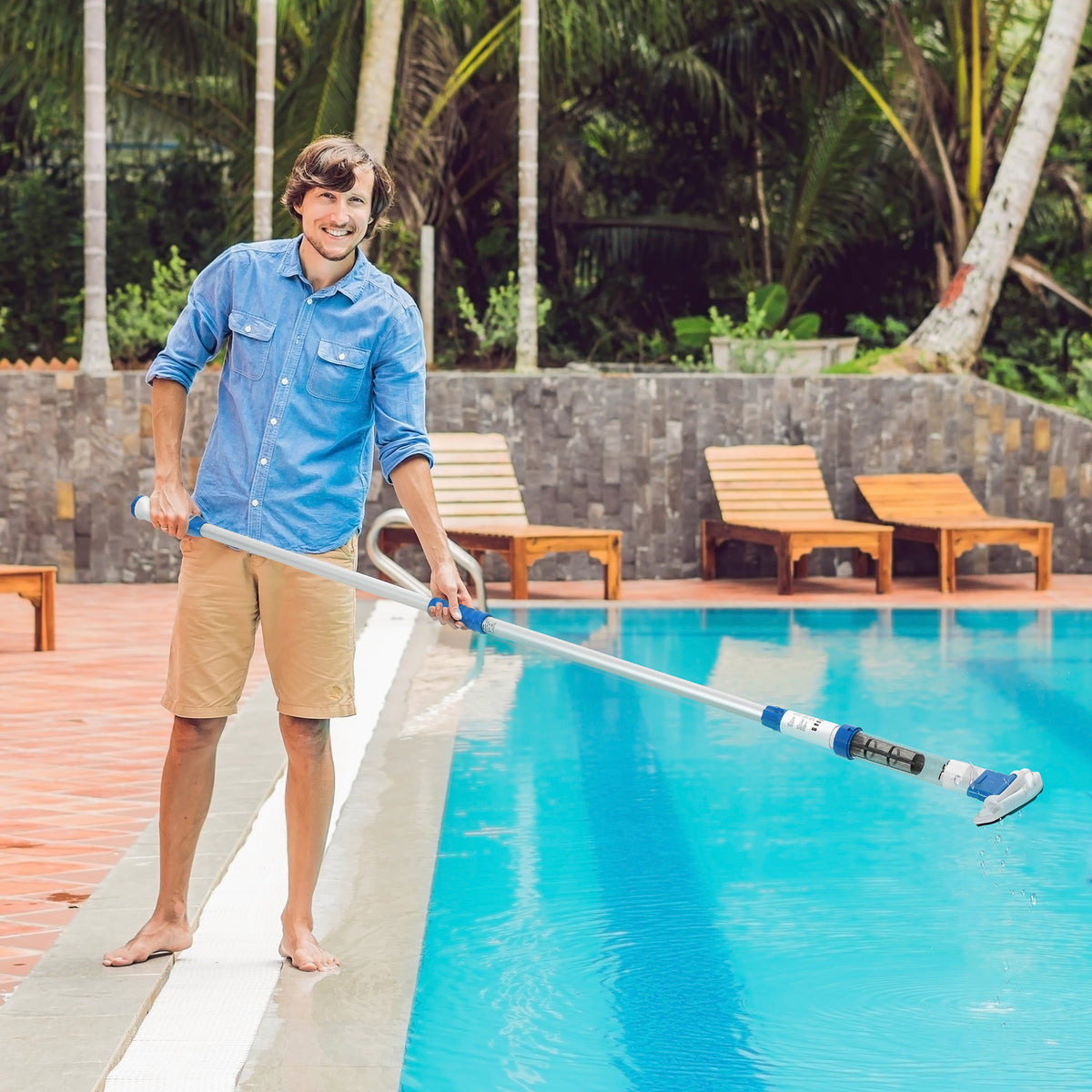 Aspirador Limpador para Piscina Aspirador para Piscina Elétrico Autonomia 45 Minutos com Poste Telescópico 150-210cm Escova e 2 Rodas para Piscinas 210x17x7cm Prata e Azul — foto 2