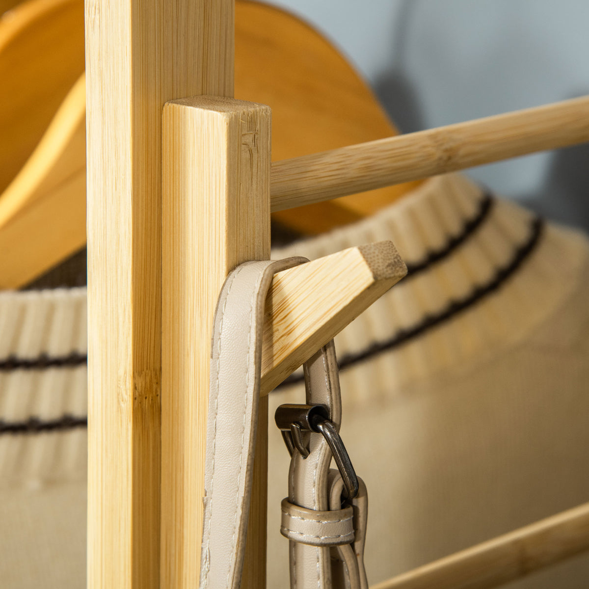 Suporte para Cabides de Bambu Cabideiro com Prateleiras de 4 Níveis com Barra Prateleira Inferior e Cabide Lateral para Roupas Bolsas 90x30x155cm Madeira — foto 9