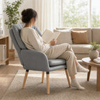 Poltrona de Sala de Estar Moderna Acolchoada de Dupla Camada Estofada em Couro Sintético Pés de Madeira 68x74x89 cm Cinza — Ambiente | Lifestyle