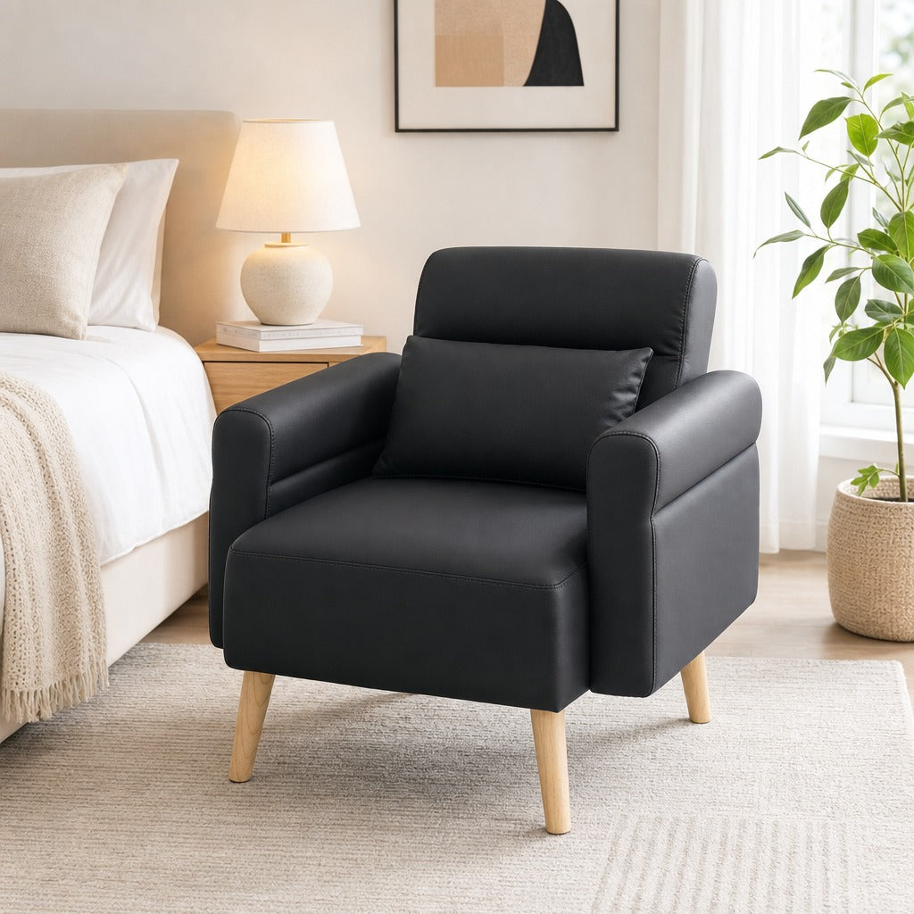 Poltrona Moderna Estofada em Couro Sintético com Apoios de Braço Acolchoados Encosto com Costuras e Pés em Madeira para Dormitório 77x78x78 cm Preto — Ambiente | Lifestyle