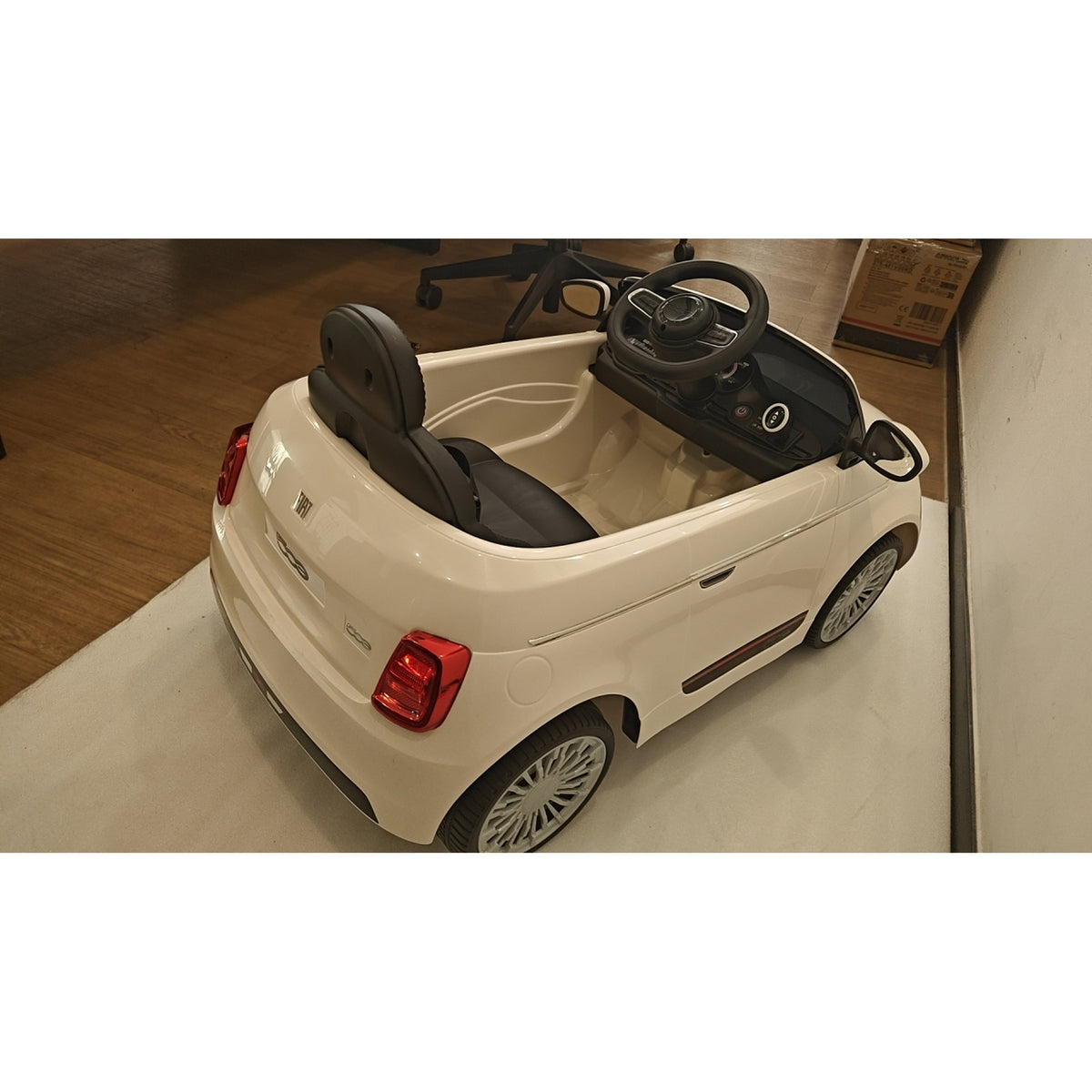 Carro Elétrico Infantil 12V Fiat 500, Bateria de Lítio, 2 Motores, Telecomando, 3-6 Anos, Creme — foto 1