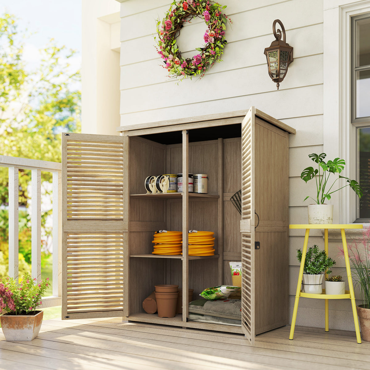 Armário de Jardim de Madeira 0,83 m² 127x65x168 cm Armário Exterior de Madeira com 2 Portas de Persiana 2 Prateleiras 2 Alças e Telhado Impermeável Natural — foto 2