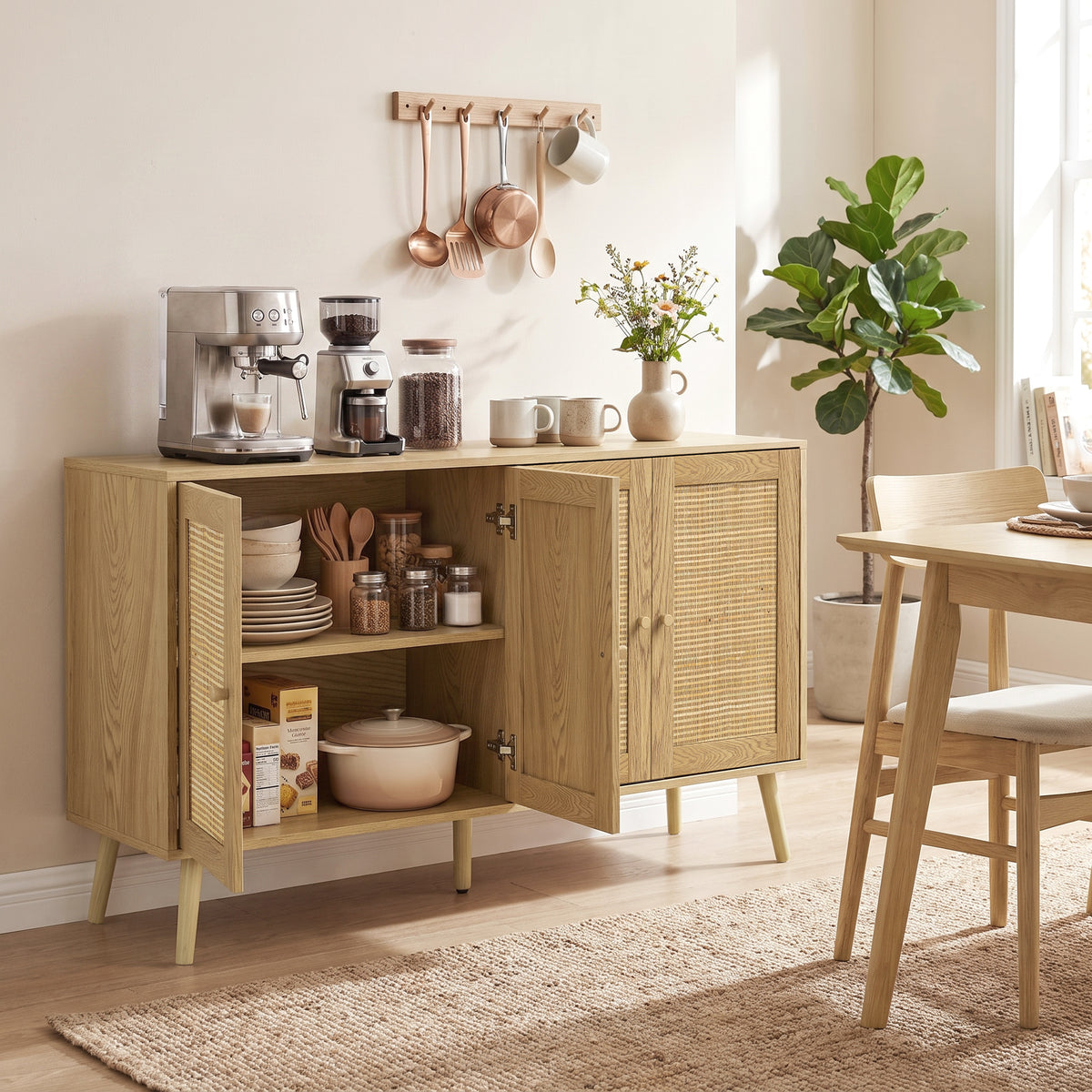Aparador de Rattan com 4 Portas Aparador de Cozinha Boho com 2 Prateleiras Ajustáveis Acabamento Madeira Natural — imagem 3