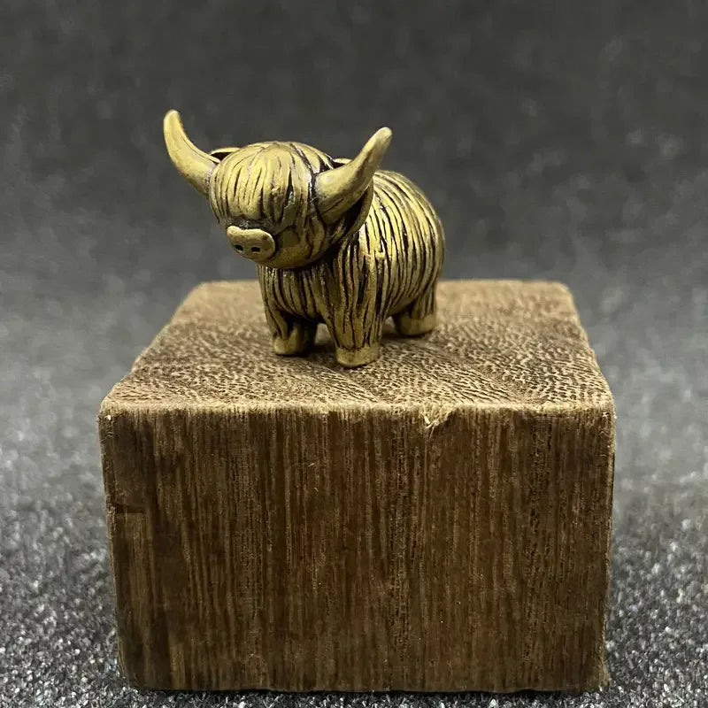 Estatueta decorativa de vaca highland em cobre — foto 1