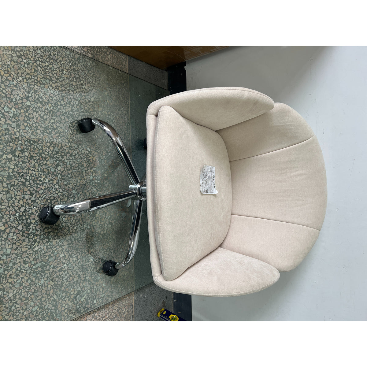 Cadeira de escritório ergonómica giratória em chenille creme, 56 x 60 x 87 cm — imagem 2