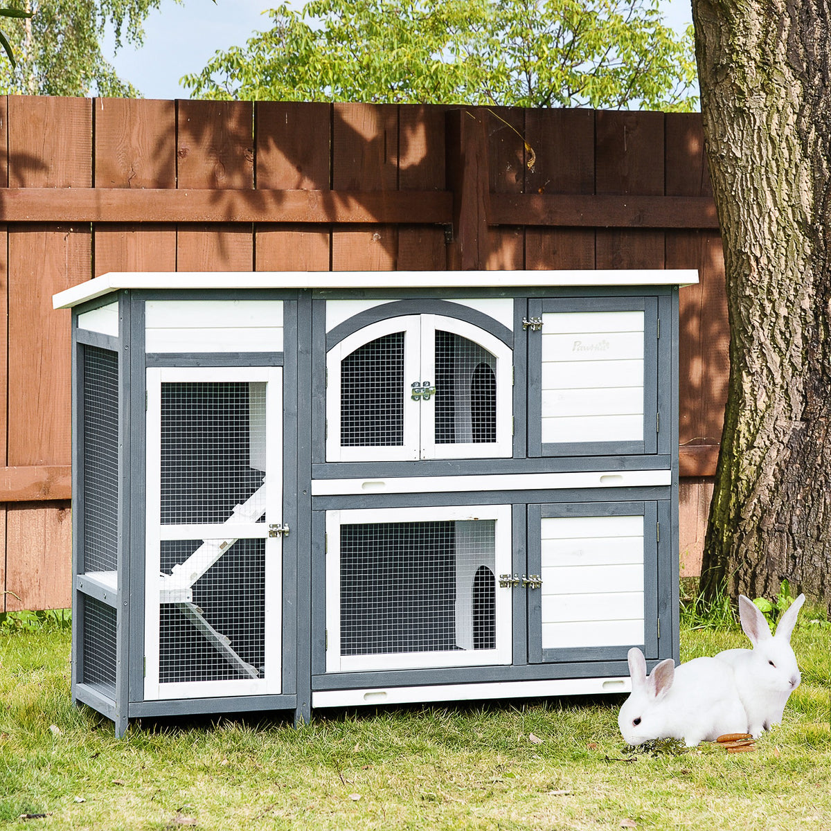 Coelheira de Madeira Exterior de 2 Níveis Gaiola Grande para 2-4 Coelhos com Teto Asfáltico Portas com Fechadura Bandeja Removível e Rampa 145x48x108cm Cinza e Branco — foto 2