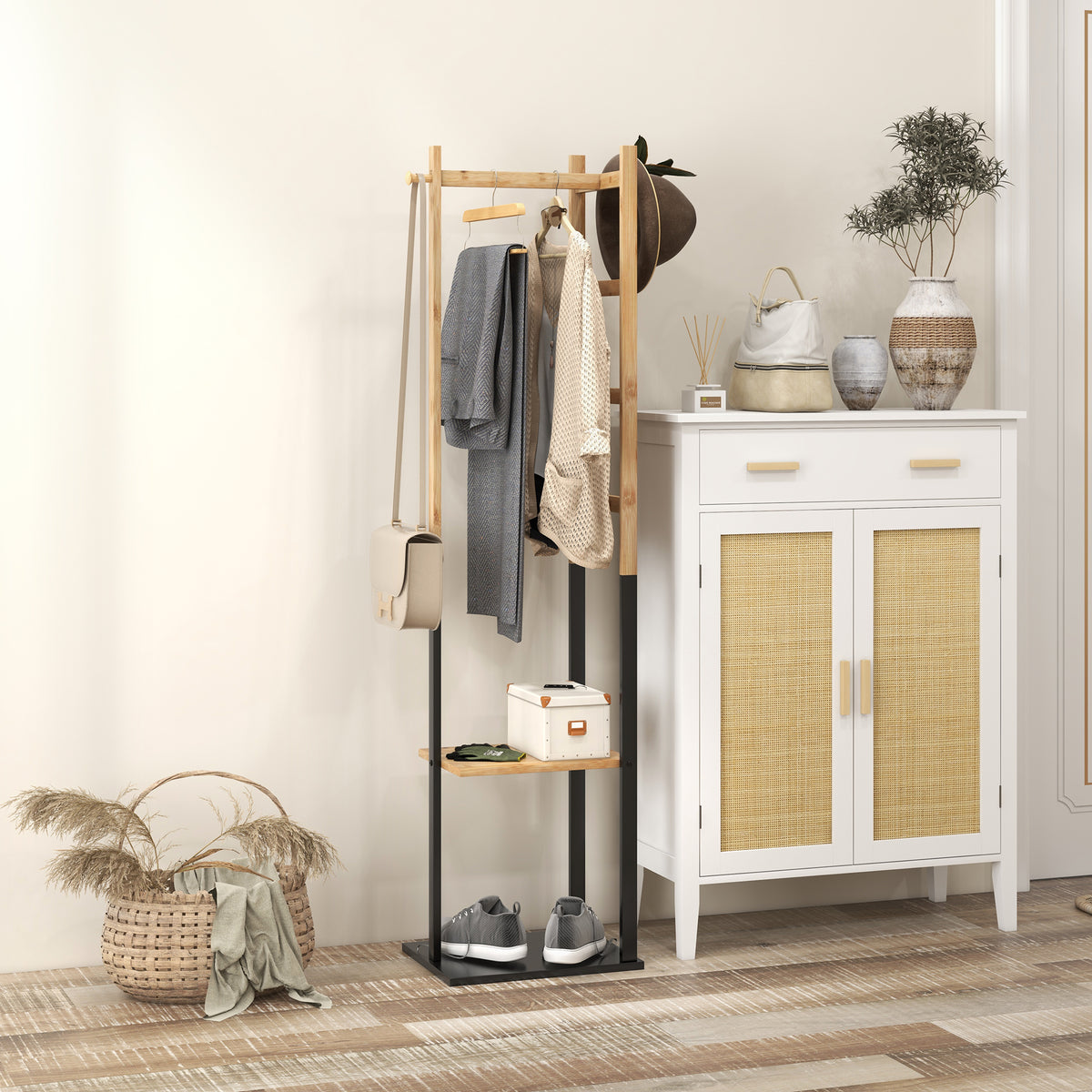 Cabide de Pé de Bambu com 2 Prateleiras 2 Ganchos 5 Barras Cabide de Entrada com Estrutura de Aço para Pendurar Roupa no Corredor Sala de Estar Quarto 46x28,5x153,5 cm Madeira e Preto — foto 2
