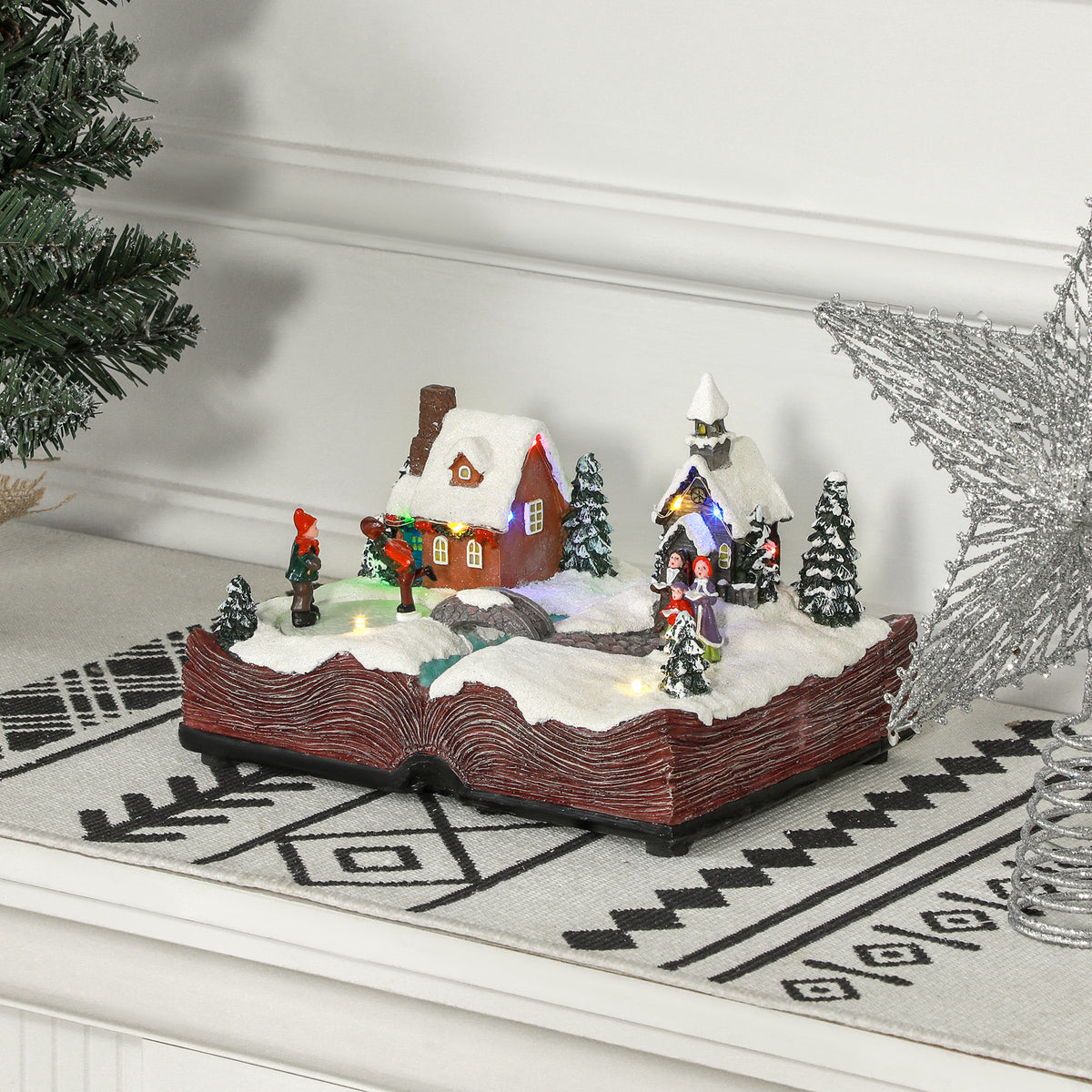 Aldeia de Natal Cena Natalícia com Luzes LED Música e Patinadores Giratórios Decoração de Natal 23x18x15 cm Multicor — foto 2