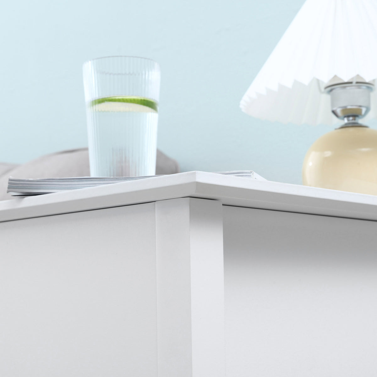 Mesa Auxiliar Mesa Lateral com Tampa Abatível Prateleira de Armazenamento e Orifício para Cabos Oculto para Sala de Estar Dormitório 60,5x32,5x70cm Branco — foto 9