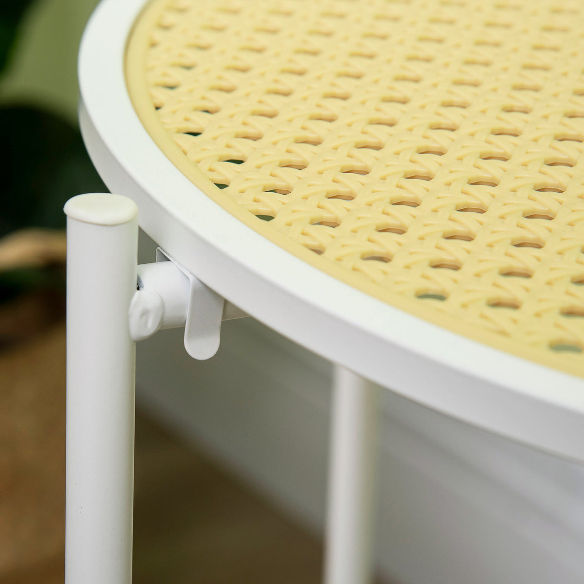 Mesa Auxiliar com Prateleira de Vime Plástico Bandeja Removível e Alça Portátil Mesa Lateral Redonda com Estrutura de Aço para Dormitório Escritório 43,5x42,5x60cm Branco — foto 9