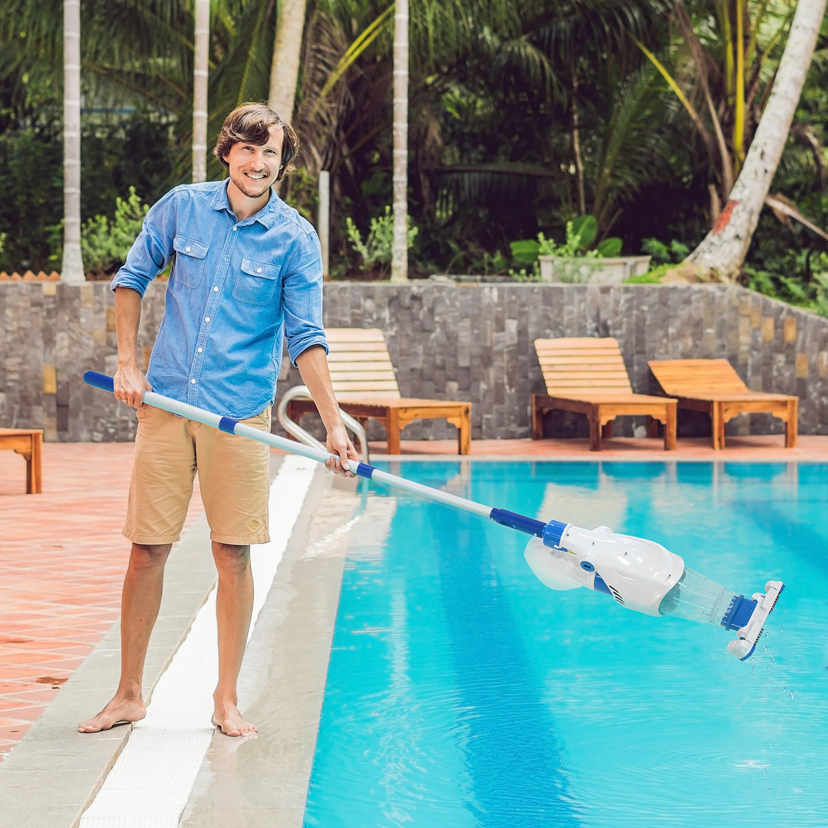 Aspirador Limpador para Piscina Elétrico Autonomia de 45 Minutos com Poste Telescópico 54-113cm Escova e Bolsa de Malha para Piscinas Spas 161x20x17cm Azul e Branco — foto 2