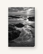 Maré baixa · Fotografia P&B · Quadro de costa e oceano — costa-mare-baixa-fotopb_ver_cartao