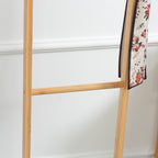 Cabide de Pé de Bambu Cabide de Pé para Roupas com 2 Ganchos e 3 Barras Suspensas para Entrada Corredor Dormitório Estilo Moderno 36x24x168cm Madeira — foto 9
